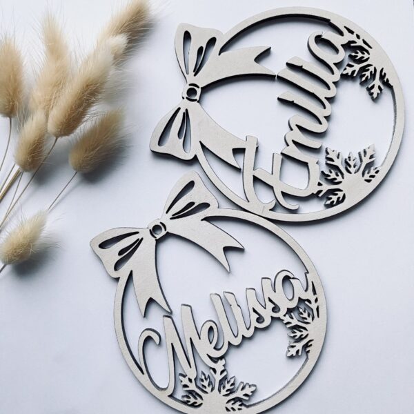 Jõuluehe lõigatud nimega, lipsu ja helvestega