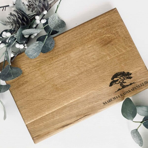 Tammest lõikelaud logoga