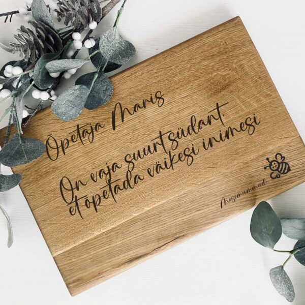 Tammest lõikelaud graveeringuga